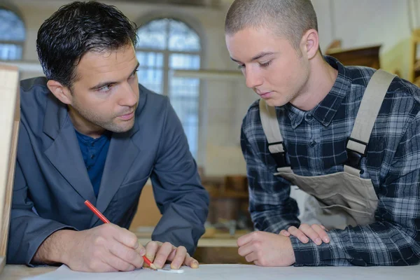 Gestionnaire supervisant le travail de l'apprenti — Photo