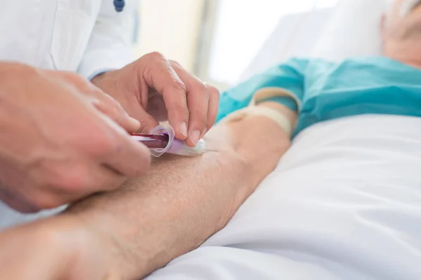 Primer plano de un médico varón colectng sangre del paciente — Foto de Stock