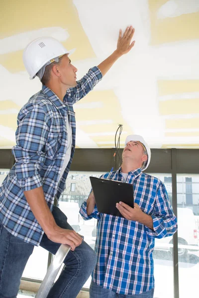 Byggare som arbetar på tak — Stockfoto