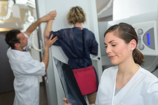Frau unterzieht sich im Krankenhaus einem Mammografie-Test — Stockfoto
