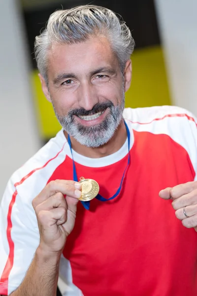 Homem esporte feliz com medalha — Fotografia de Stock