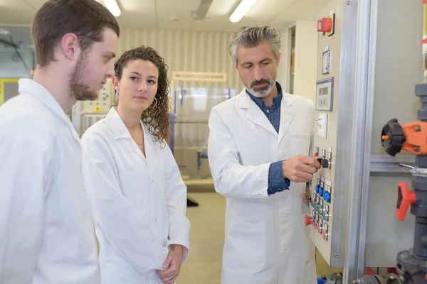 Studenten und elektronische Bauteile an Bord — Stockfoto