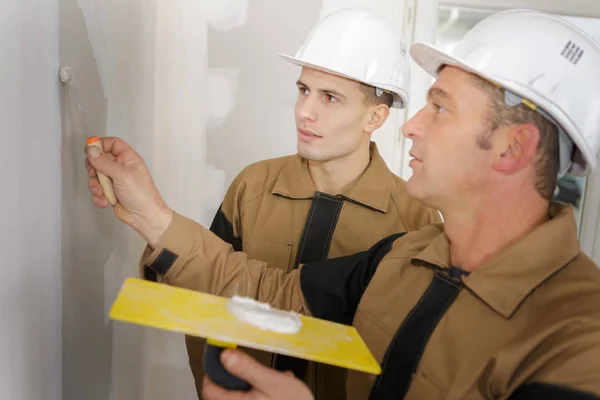 Pintor yesero trabajo aprender a hacer reparaciones —  Fotos de Stock