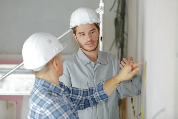 Inspetor do local de trabalho falando com trabalhadores da construção — Fotografia de Stock