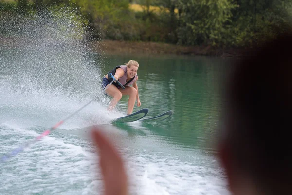 Ski nautique féminin sur le lac — Photo