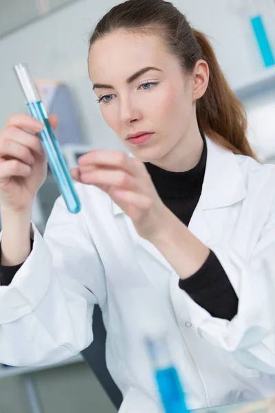 Wetenschappelijke student met pipet in het lab aan de universiteit — Stockfoto