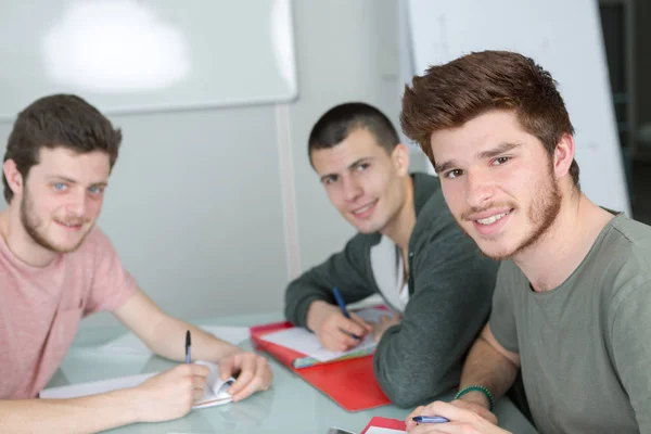 Skupina happy studentů studujících společně v učebně — Stock fotografie