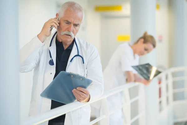 Médico llamando por teléfono — Foto de Stock