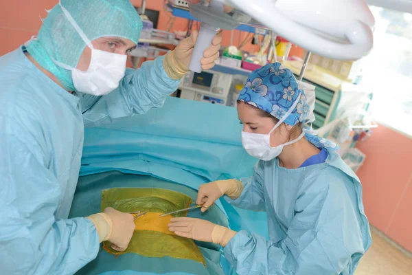 Equipe de cirurgia jovem na sala de cirurgia — Fotografia de Stock