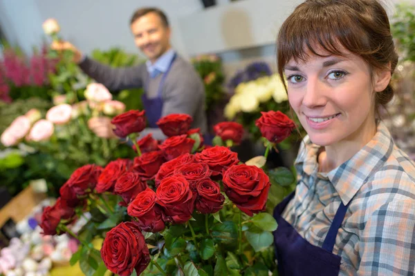 Fleuriste féminin et masculin dans le travail dans le magasin de fleurs — Photo