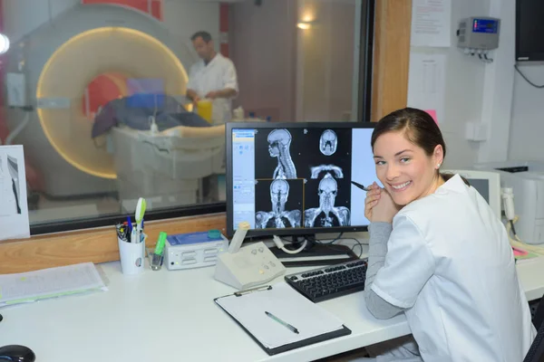 Analyse van computertomografie of MRI-scanner — Stockfoto