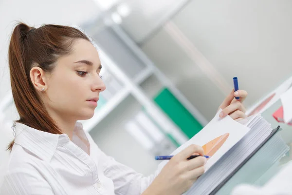 Hermosa mujer estudiando y mujer — Foto de Stock