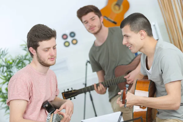 Portret van happyteenage band muziek samenspelen — Stockfoto