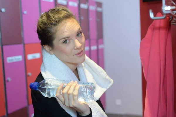 Mujer sosteniendo una botella de agua —  Fotos de Stock