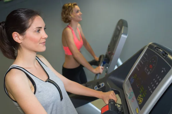 Women working out in a treadmill at the gym — Stock Photo, Image