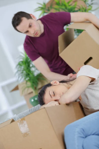 Couple fatigué et beaucoup de boîtes en carton — Photo