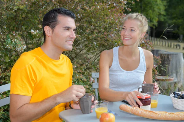 Par som äter frukost utomhus — Stockfoto