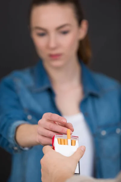 Female takes a cigarette from the pack — Stock Photo, Image