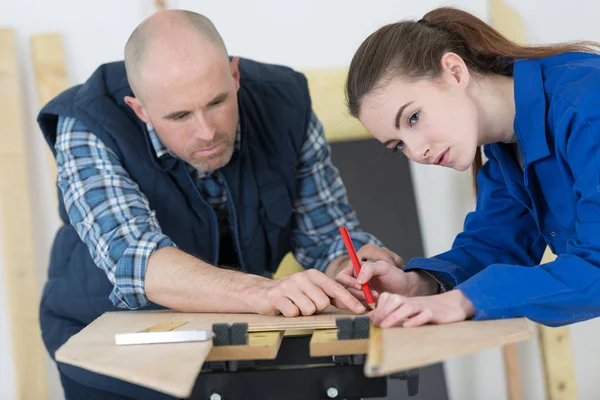 Falegname con apprendista donna in periodo di formazione — Foto Stock