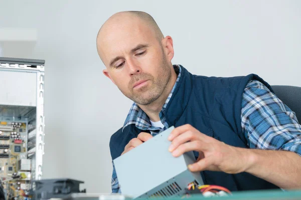 Omputer ingeniero de fijación de piezas de PC rotas — Foto de Stock