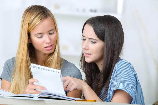 Niñas felices estudiando y adolescente — Foto de Stock