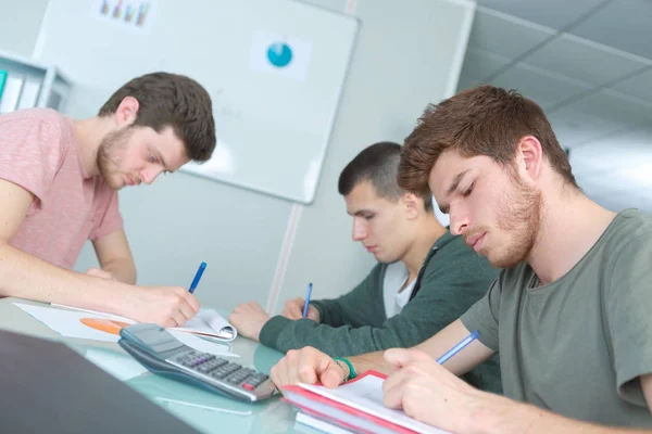 Unga elever förbereder sig för tentor — Stockfoto