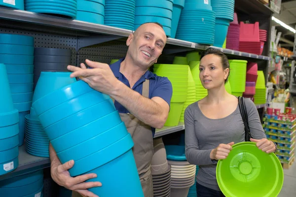 Casal comprando vasos de flores — Fotografia de Stock