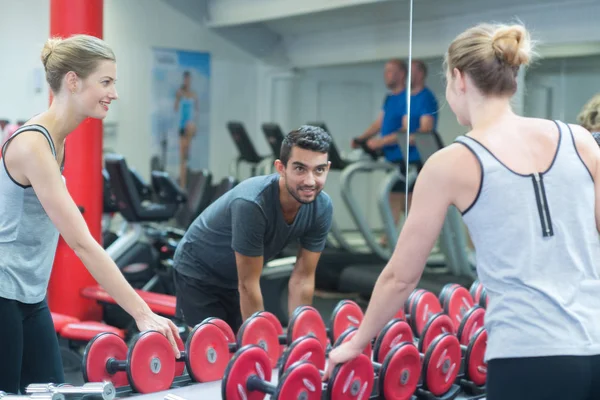 Groep van drie mensen passen kruis in de sportschool — Stockfoto