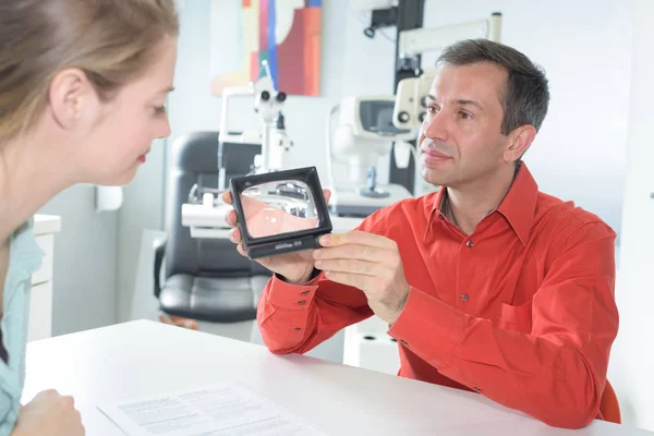 Dokter inkoop medisch hulpmiddel van commerciële — Stockfoto