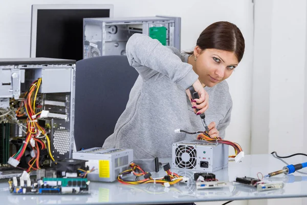 Chica con un probador y una placa de circuito impreso —  Fotos de Stock