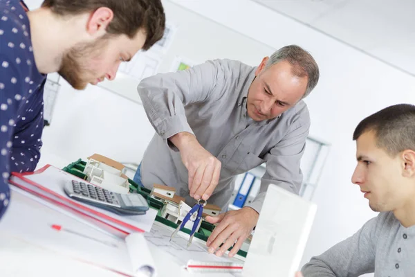 Lehrer zeigt Schülern, wie man zeichnet — Stockfoto