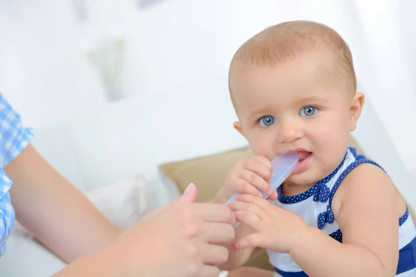 Bebek beslenme kaşığı yulaf lapası — Stok fotoğraf