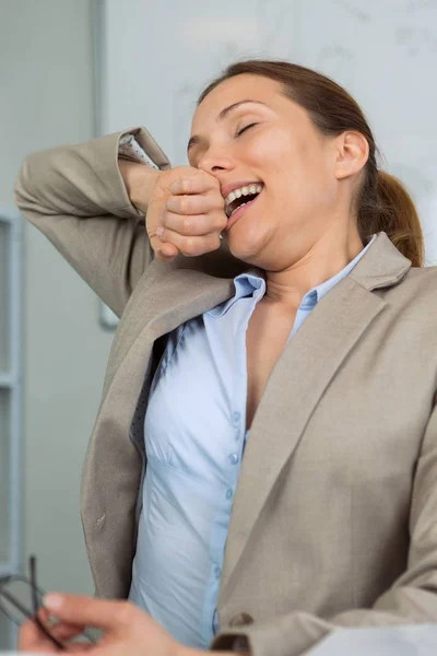 Mujer de negocios bostezando joven cansado — Foto de Stock
