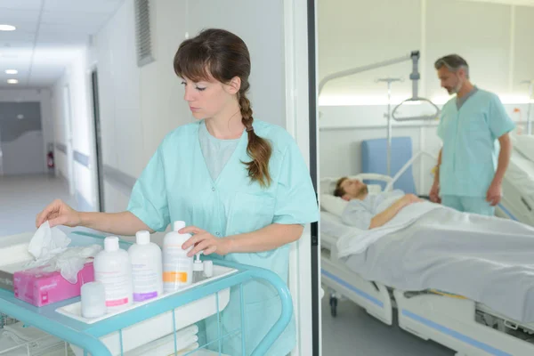 Female caretaker ready to assist patient at hospital — Stock Photo, Image