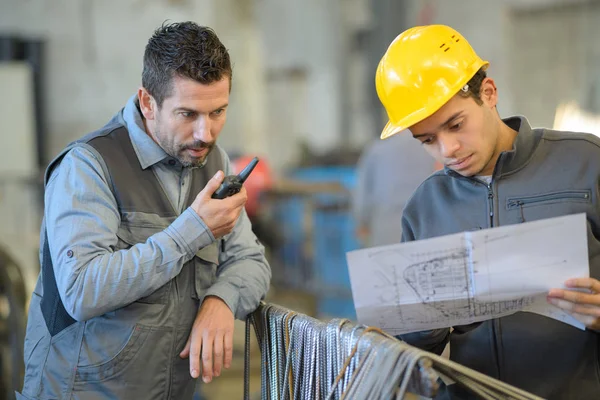 Capataz en el trabajo usando un walkie talkie — Foto de Stock