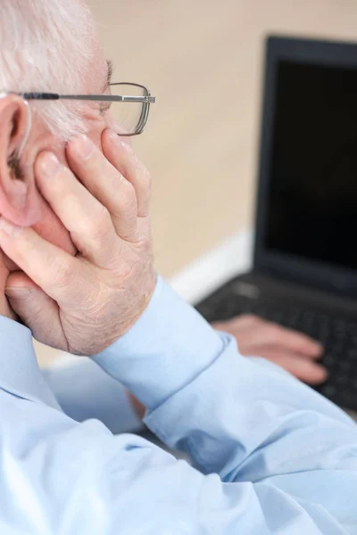 Trevlig senior man använder laptop — Stockfoto