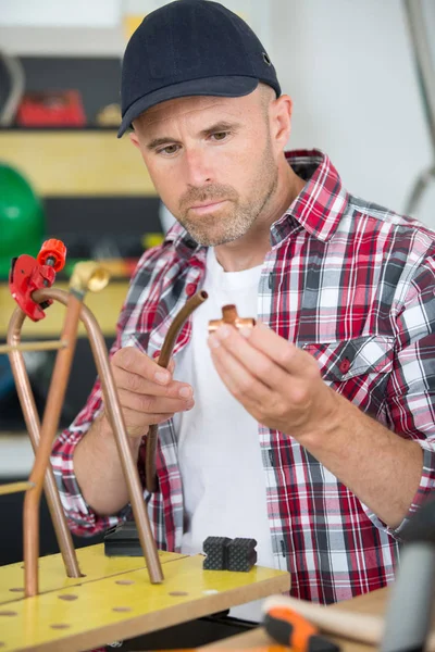 Arbeiter schneidet Kupferrohr der Klimaanlage — Stockfoto