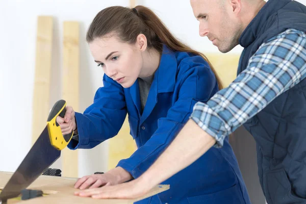 Woman as carpenter during apprenticeship lesson — Stock Photo, Image