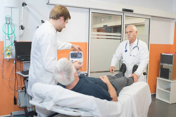 Üst düzey hastayı sedye ile erkek hemşire ve doktor — Stok fotoğraf