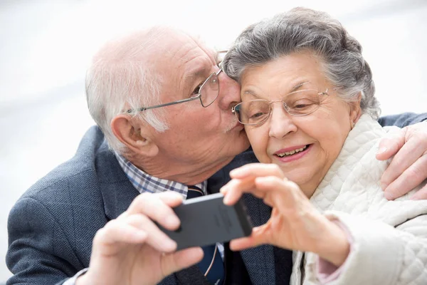 Pareja mayor tomando selfie — Foto de Stock