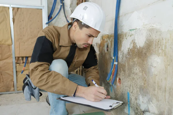 Plumber with plumbing tools — Stock Photo, Image