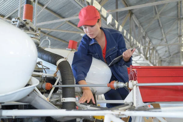 Elicotterista donna tecnico e femmina — Foto Stock