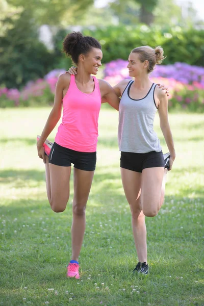 Due belle ragazze che si allungano nel parco — Foto Stock