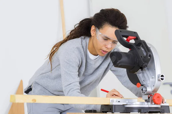 Vrouw timmerman werken met hout — Stockfoto