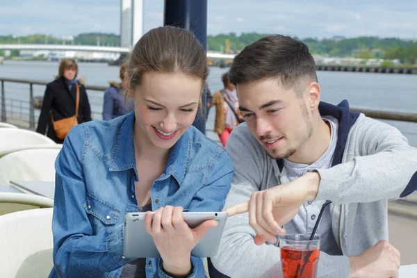 Щаслива пара з планшетним комп'ютером і окулярами на терасі — стокове фото