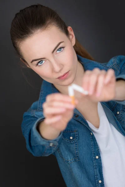 Mujer agresiva rompiendo cigarrillo — Foto de Stock