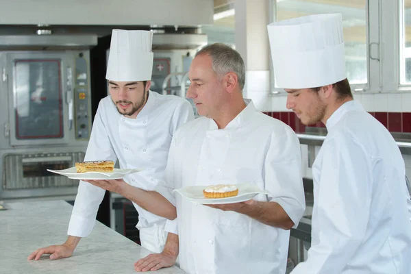 Kochschüler lernen, wie man saftiges Gebäck zubereitet — Stockfoto