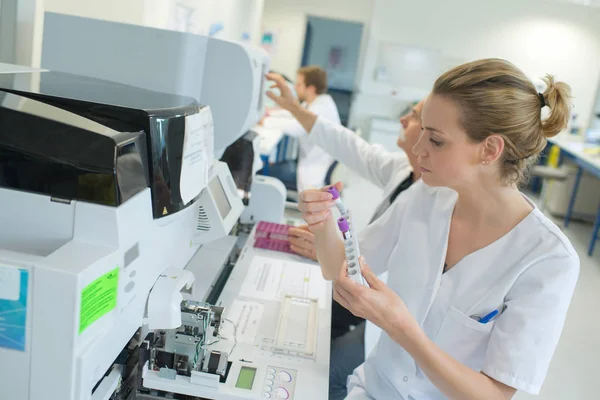 혈액 분석 장치를 사용 하는 여성 과학자 — 스톡 사진