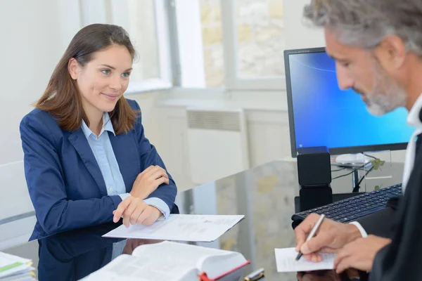 Femme signant un contrat avec un directeur de banque — Photo