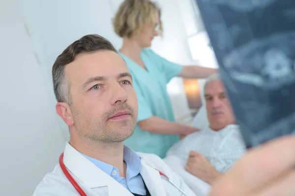 Arzt begutachtet Patienten im Krankenhaus — Stockfoto